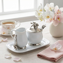 Сахарница и молочник на подносе "Орхидея" с ложкой Сахарница и молочник на подносе "Орхидея" с ложкой